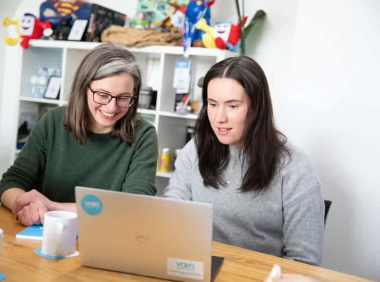 varn-expert-team-on-laptop
